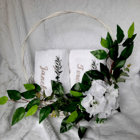 kosz prezentowy z ręcznikami haftowane imiona haftyok.pl